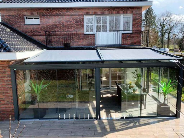 Een zonwering of screen op de overkapping of veranda met een terrasverwarmer of heater