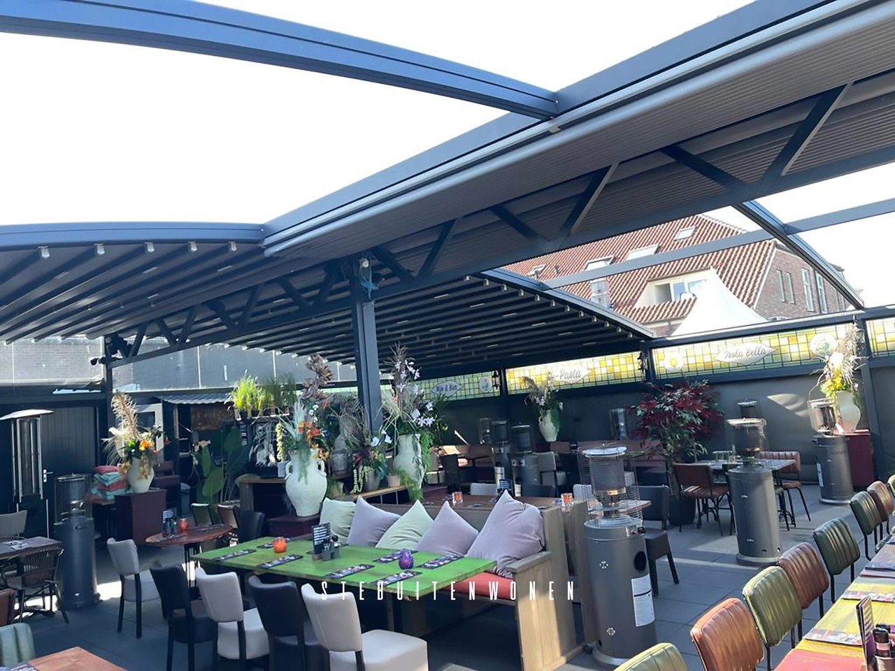 Het buitenterras van Restaurant Isolabella op Texel, met een prachtige doekoverkapping die het hele jaar door comfortabele dinermogelijkheden biedt.