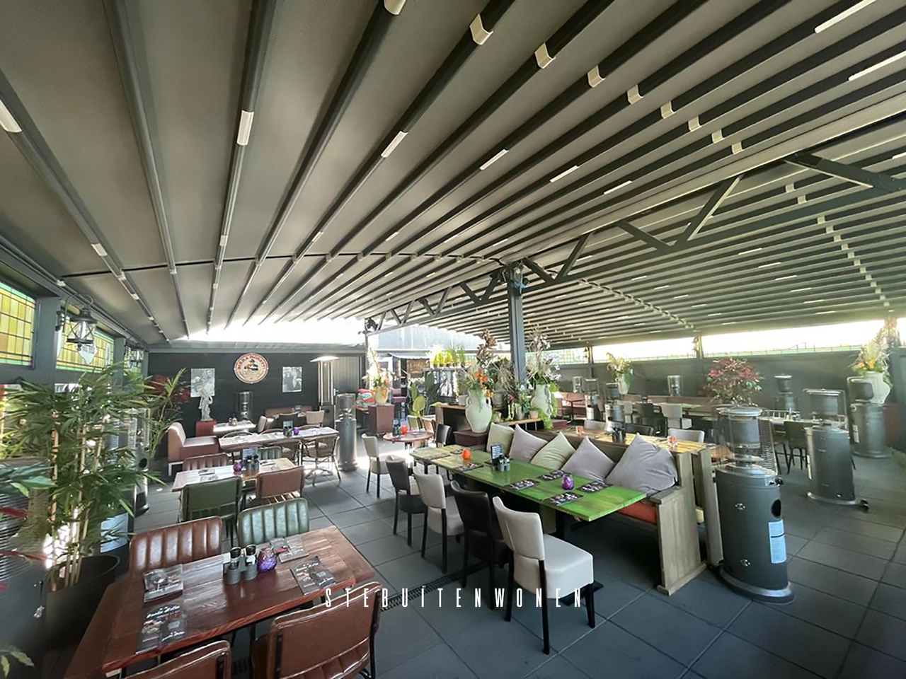 Het buitenterras van Restaurant Isolabella op Texel, met een prachtige doekoverkapping die het hele jaar door comfortabele dinermogelijkheden biedt.