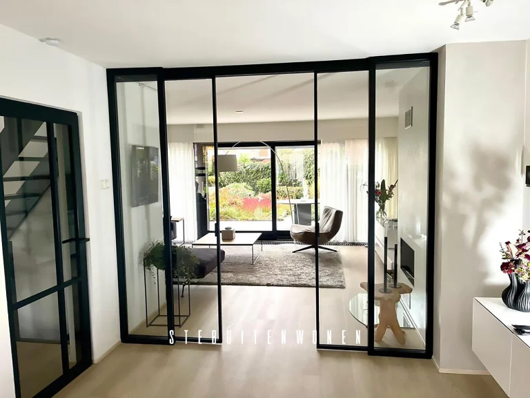Moderne interieur met een stijlvolle glazen deur voorzien van softclose systeem, geflankeerd door twee vaste ramen, geïnstalleerd in een helder en minimalistisch ontwerp